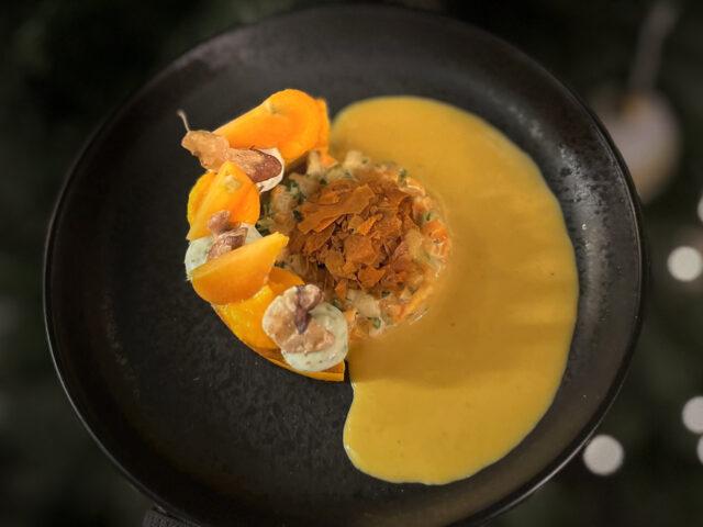 Notre entrée froide du moment autour de la carotte de Pied à Tête et ses accompagnements: raifort, noix, herbes, mayo fumée.